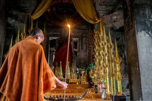 stefano majno wat po cambodia monastery buddhism buddhist daily life young monk praying chandelier.jpg